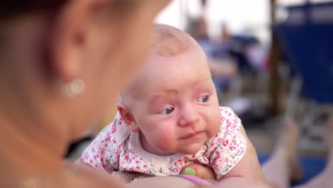 Mutter-mit-Baby-Tochter-im-Freien