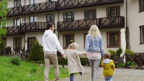 Familie-Wandern-Hand-in-Hand