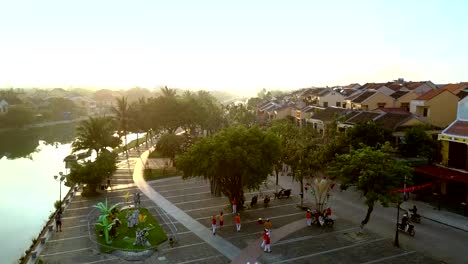 Luftaufnahme-von-Menschen-auf-dem-Platz-zum-Hoian-Stadtbild