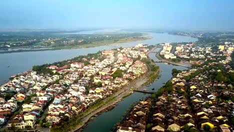 Oberansicht-alter-Hoian-Bezirk-gegen-breiten-Fluss