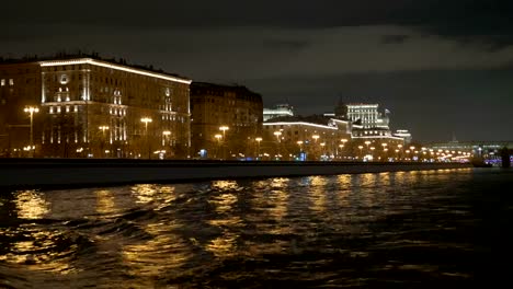 Vista-desde-la-cubierta-de-la-nave,-que-flota-en-el-río,-a-lo-largo-de-la-decoración-para-la-fiesta.