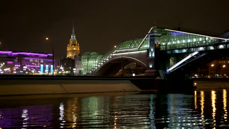 Vista-desde-la-cubierta-de-la-nave,-que-flota-en-el-río,-a-lo-largo-de-la-decoración-para-la-fiesta.