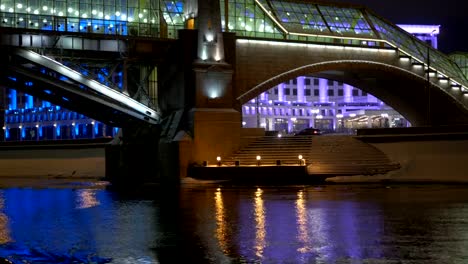 Blick-vom-Deck-des-Schiffes,-die-schwimmt-auf-dem-Fluss,-entlang-der-Uferpromenade-für-den-Urlaub-eingerichtet.