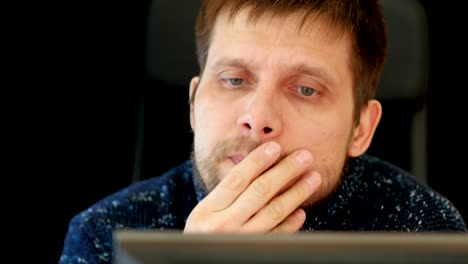 Man-reads-bad-news-at-the-computer.