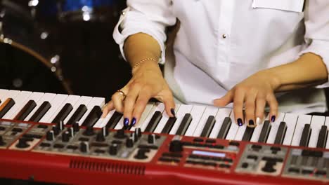 Hands-Playing-The-Piano