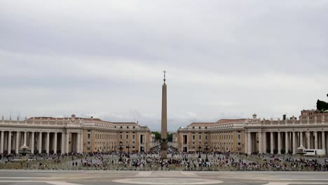 Plaza-de-San-Pedro-al-frente-de-la-Basílica-de-San-Pedro-en-la-ciudad-del-Vaticano,-Roma,-Italia.-Lapso-de-tiempo