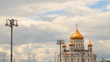 Christ-Erlöser-Kathedrale-auf-einem-Hintergrund-von-Wolken