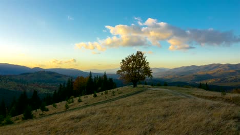 Herbst.-Sonnenuntergang-Himmel-in-den-Bergen