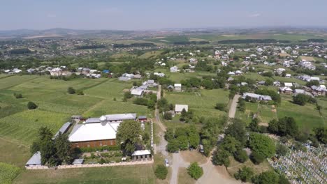 schöne-Landschaft-Kirche-auf-dem-Lande.-Drohne-video