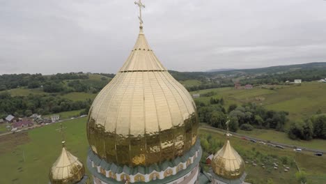 schöne-Landschaft-Kirche-auf-dem-Lande.-Drohne-video