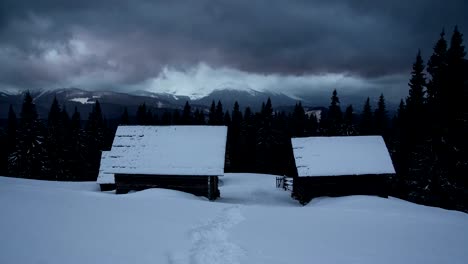 Nubes-de-trueno-de-lapso-de-tiempo-mover-encima-de-invierno-cordillera-casa-cabaña-cabaña-pino-oscuro-bosque-primer-plano-naturaleza-paisaje-wanderlust