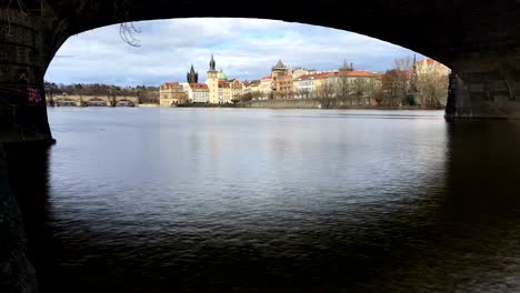 Blick-auf-Prag-unter-der-Brücke.