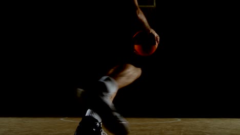 Männer-Basketball-Spieler-spielen-im-Hof-4k