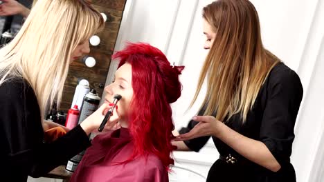 Make-up-Artist-und-Friseur-dienen-den-Kunden