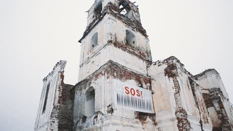 Verlassenen-Kathedrale-Gebäude-in-der-Mitte-des-zugefrorenen-See-mit-Schnee-bedeckt