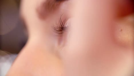 The-makeup-artist-correcting-the-shape-of-eyebrow