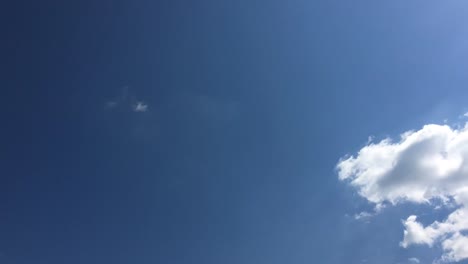 White-Cloud-verschwinden-in-der-heißen-Sonne-am-blauen-Himmel.-Cumulus-Wolken-Form-gegen-strahlend-blauem-Himmel.-Time-Lapse-Bewegung-Wolken-blauer-Himmelshintergrund.