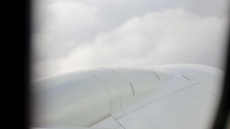 Wolken-durch-das-Fenster-ein-Düsenjet