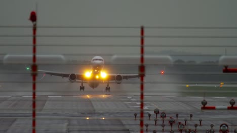 Flugzeug-Abflug-bei-Regenwetter