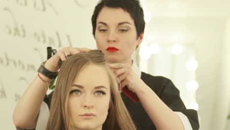 Friseur-Abschied-Haar-vor-Frau-Haarschnitt-im-Friseursalon.-Weibliche-Frisur-im-Beauty-Salon-hautnah