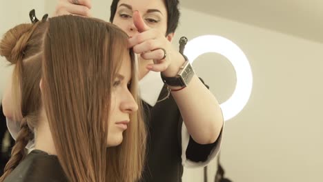 Friseur-weibliche-Haare-zu-kämmen,-während-des-Schneidens-im-Beauty-Salon.-Friseur-Friseursalon-weiblichen-Haarschnitt-bei-hautnah