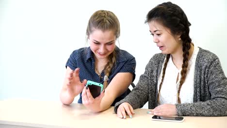 red-de-comunicación-amistad-chicas-smartphone