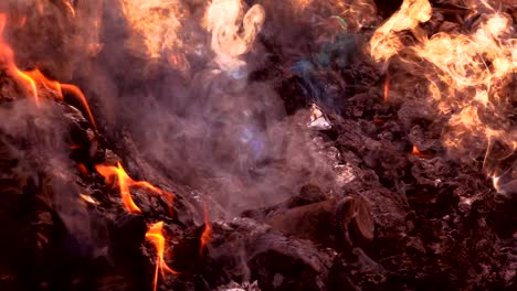 Fuego-de-la-llama-y-el-humo-de-la-quema-de-pila-de-la-basura-a-la-contaminación-del-aire