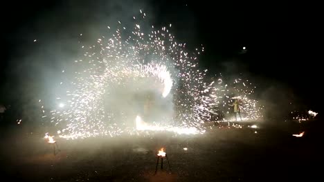 El-fuego-arde-sobre-un-fondo-negro