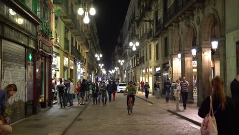 Menschen-gehen-in-einer-Nacht-Straße