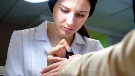 Manicura-procedimiento-profesional-en-salón-de-belleza.