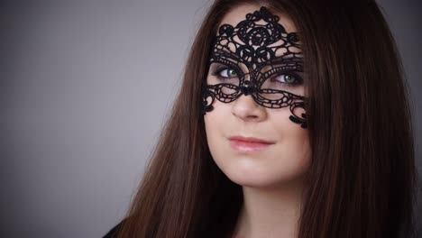 Gesicht-der-Frau-mit-schwarzen-Karnevalsmaske-4K