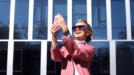 Selfie-vor-den-ultra-modernen-Wolkenkratzern.-Seite-Ansicht-Porträt.-Goldene-Jugend