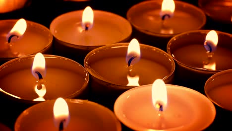 Muchas-velas-ardiente-Closeup