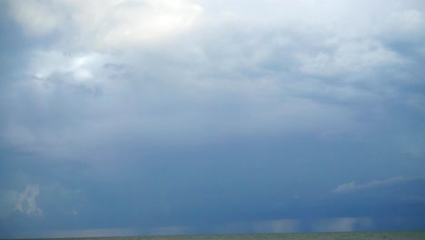 Relámpago-en-el-cielo-sobre-el-mar.