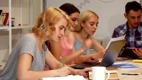 Gruppe-von-Studenten-im-Auditorium-der-Universität