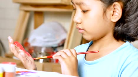 La-niña-es-pintar-un-color-en-su-dedo-con-felicidad