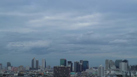 Horizonte-de-la-ciudad-de-Bangkok-en-el-lapso-de-tiempo-del-día-lluvioso