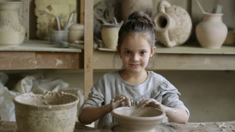 Niña,-hacer-cerámica-en-la-clase-de-cerámica