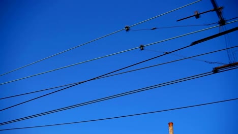 Cables-sobre-el-camino-ferroviario.-Tiro-en-movimiento.