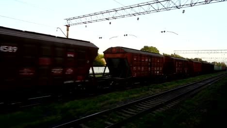 Fracht-Beförderung-von-der-Eisenbahn-Zug.-Schießen-in-der-Bewegung.