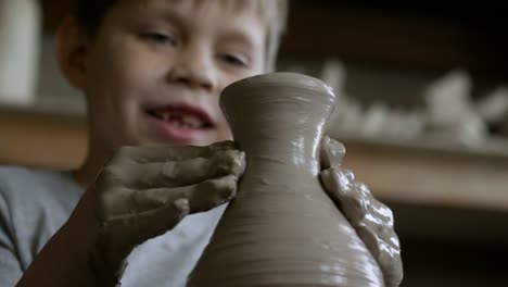 Fröhliche-Junge-Vase-in-Keramik-Klasse