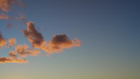 Orange-Wolke-wie-Rauch-steigt-gegen-einen-klaren-Himmel