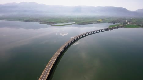 Toma-aérea-del-puente-del-río