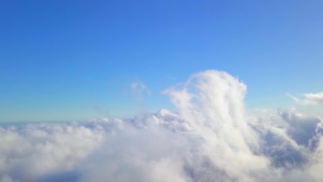 Fliegen-mit-4k-durch-Wolken