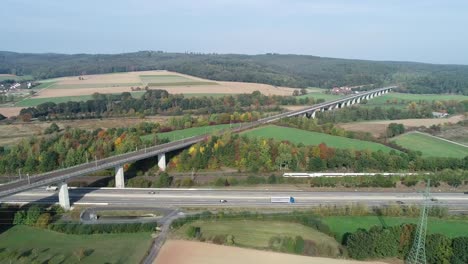 Autobahn-und-Eisenbahn-Spur---Luftbild