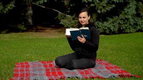 Frau-Buch-lesen-und-Teetrinken-im-Park