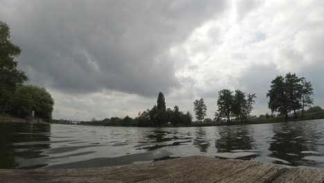 Schnelle-video-Zeitraffer-Landschaft-Pier-Fluss-Himmel-Wolken-Bäume-Sommer.