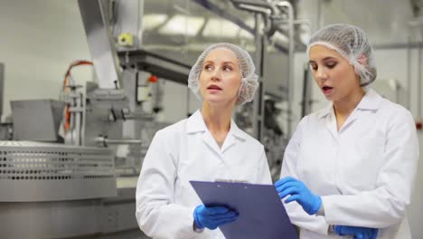 Frauen-Technologen-in-Eis-Fabrik