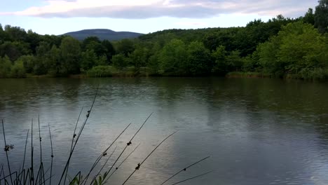 Hermoso-paisaje-sobre-el-lago