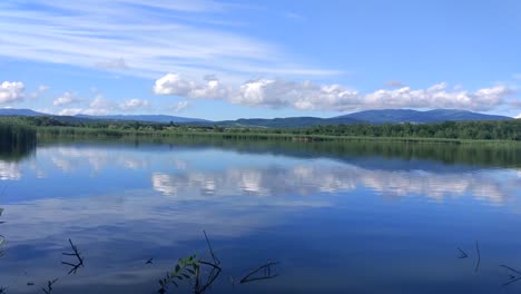 Schöne-Landschaft-am-See